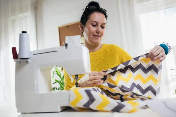 Näherin Einer Nähmaschine Ihrem Haus Näherinnen Arbeiten Der Nähmaschine — Stockfoto