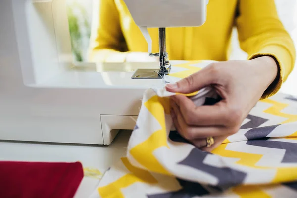 女裁缝在缝纫机上工作 靠近点 — 图库照片