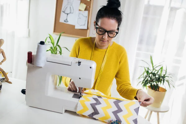 Näherin Einer Nähmaschine Ihrem Haus Näherinnen Arbeiten Der Nähmaschine — Stockfoto