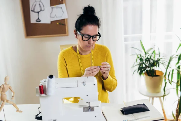 Femme Cousant Sur Une Machine Coudre Chez Elle Travail Couturière — Photo