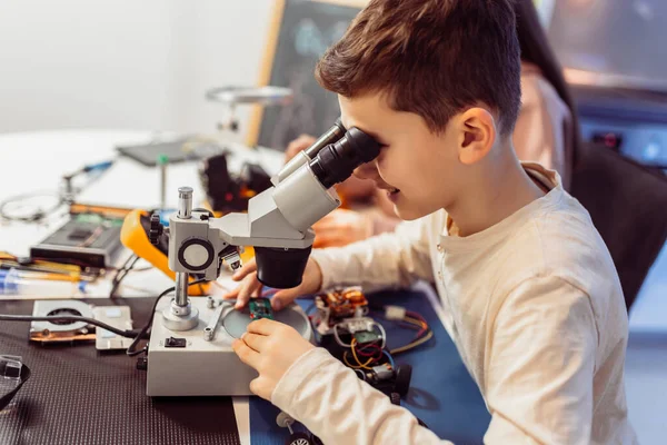 Děti Vyrábějí Doma Robota Pomocí Mikroskopu Vzdělání Robotice Doma — Stock fotografie