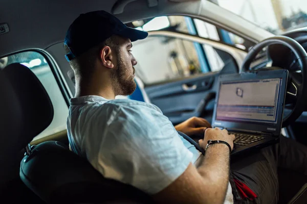 Professionele Auto Monteur Werken Auto Reparatie Service Met Behulp Van — Stockfoto