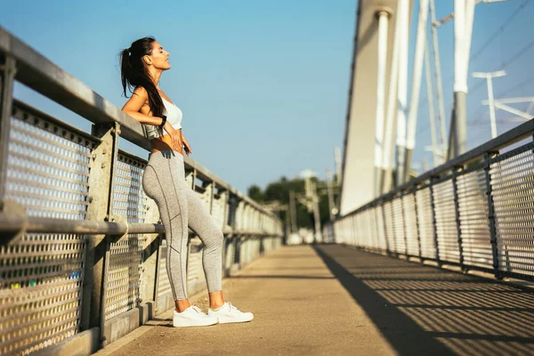 Genç Kadın Bir Çalıştırdıktan Sonra Mola Spor — Stok fotoğraf