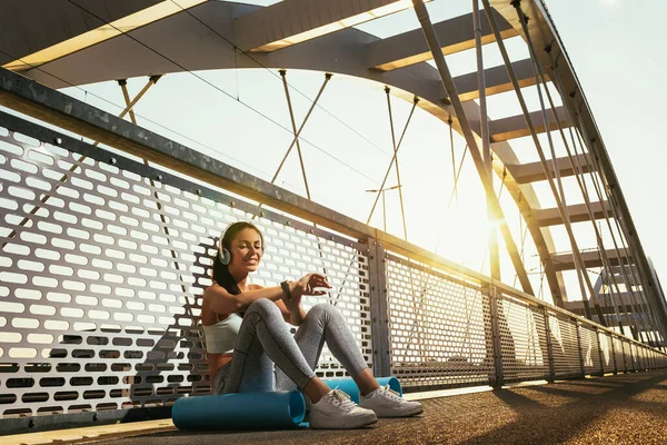 Woman Checking Heart Rate Using Smartwatch Workout Bridge — Stock Photo, Image