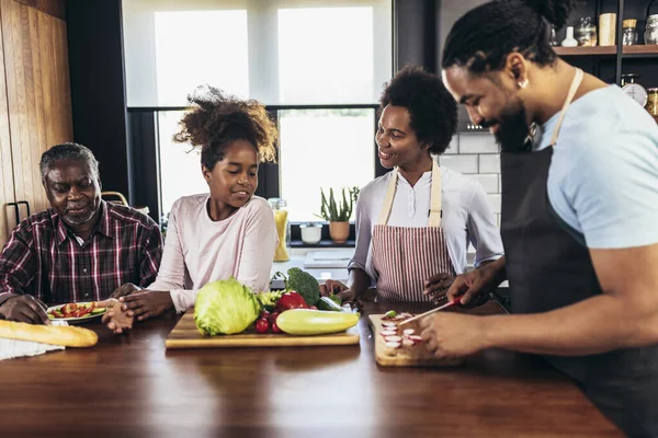 Fröhliche Afrikanisch Amerikanische Mehrgenerationenfamilie Macht Gemeinsames Abendessen — Stockfoto
