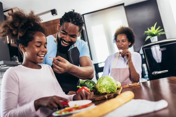 快乐的世世代代的非洲裔美国家庭一起做饭 — 图库照片
