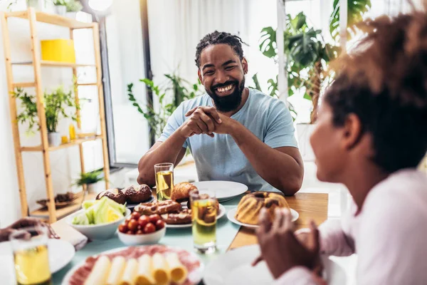 一个世世代代的非裔美国家庭在他们的饭桌上享用食物 — 图库照片