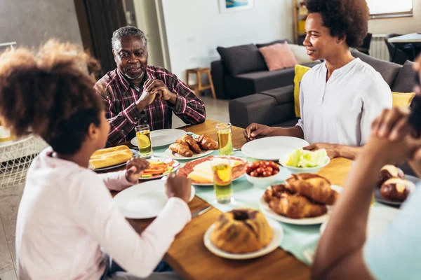 Yemek Masasında Yemek Yiyen Çok Nesilli Afro Amerikan Bir Aile — Stok fotoğraf