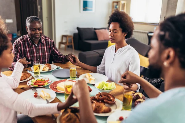 Μια Οικογένεια Αφρο Αμερικανών Πολλών Γενεών Λέει Προσευχή Στο Τραπέζι — Φωτογραφία Αρχείου