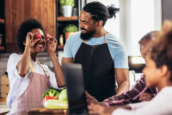 Felice Famiglia Afro Americana Multigenerazionale Preparare Cena Insieme — Foto Stock