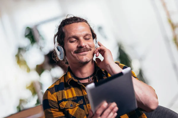 Young Handsome Man Long Hair Listening Music Headset Digital Tablet — Φωτογραφία Αρχείου