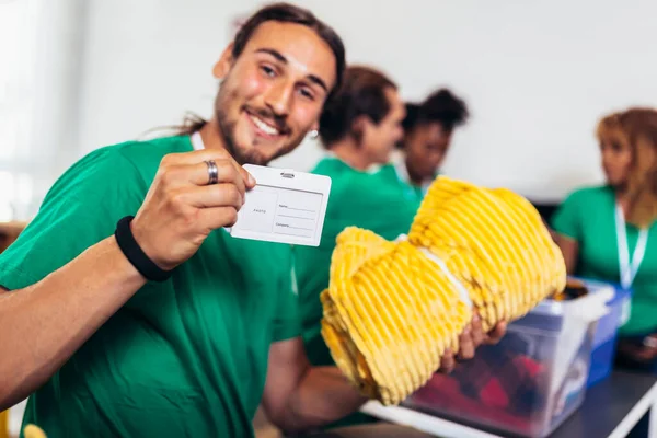 Voluntarios Poniendo Ropa Cajas Donaciones Grupo Jóvenes Voluntarios Multiculturales Camisetas —  Fotos de Stock