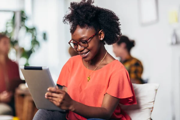 Ung Afrikansk Amerikansk Kvinna Ler Håller Digital Tablett Med Vänner — Stockfoto