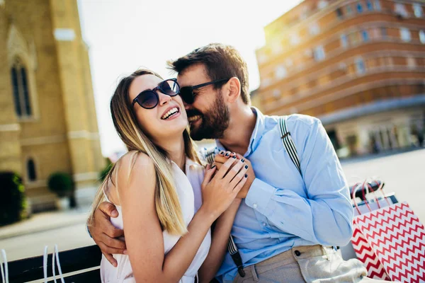 Beau Jeune Couple Assis Sur Banc Embrasser Amuser — Photo