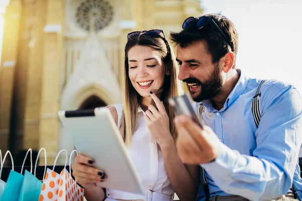 Junges Paar Nutzt Kreditkarte Und Digitales Tablet Für Online Einkäufe — Stockfoto