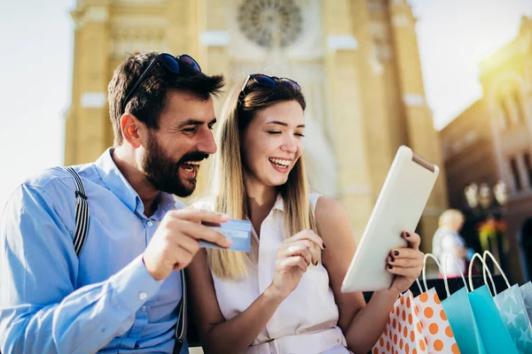 Junges Paar Nutzt Kreditkarte Und Digitales Tablet Für Online Einkäufe — Stockfoto