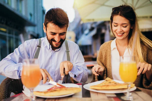 Pareja Joven Sentada Restaurante Comiendo Pizza Aire Libre —  Fotos de Stock