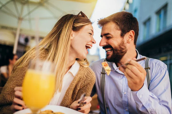 Young Couple Sitting Restaurant Eating Pizza Outdoor — Stock Photo, Image