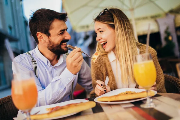 Junges Paar Sitzt Restaurant Und Isst Pizza Freien — Stockfoto