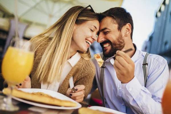 Pareja Joven Sentada Restaurante Comiendo Pizza Aire Libre — Foto de Stock