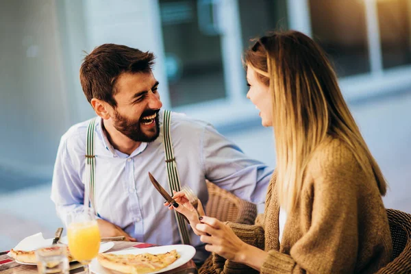 Junges Paar Sitzt Restaurant Und Isst Pizza Freien — Stockfoto