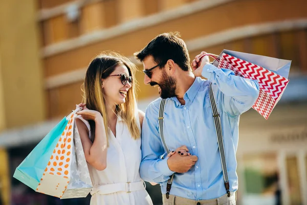 ショッピングバッグと幸せなカップルの肖像 消費主義とライフスタイルの概念 — ストック写真