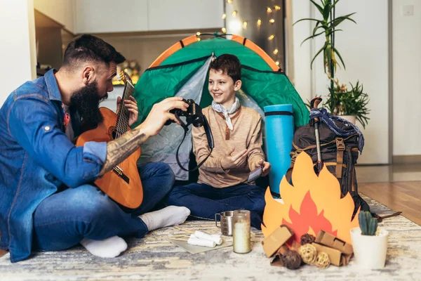 Père Fils Jouent Amusent Avec Tente Camping Dans Leur Salon — Photo