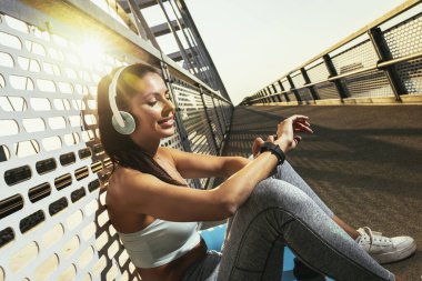 Kadın kalp hızı Köprüsü'nde çalışmadan sonra Smartwatch kullanarak denetleme