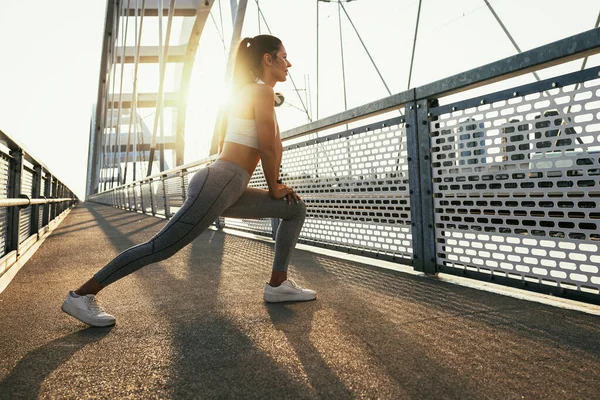 Attrayant Jeune Femme Faisant Des Exercices Gymnastique Étirement Avant Courir — Photo