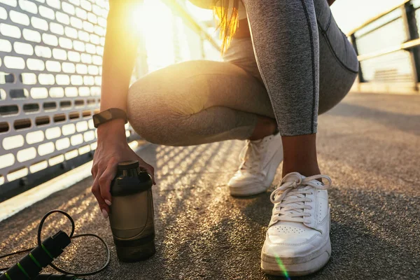 Mulher Fitness Segurando Garrafa Água Feminino Fazendo Uma Pausa Treino — Fotografia de Stock