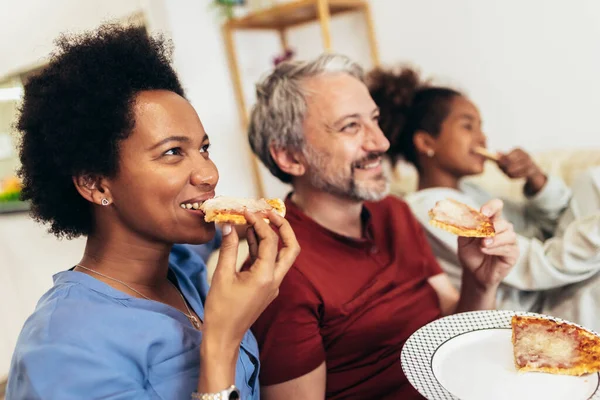 Portret Szczęśliwej Rodziny Pizzy Domu Oglądania Telewizji — Zdjęcie stockowe