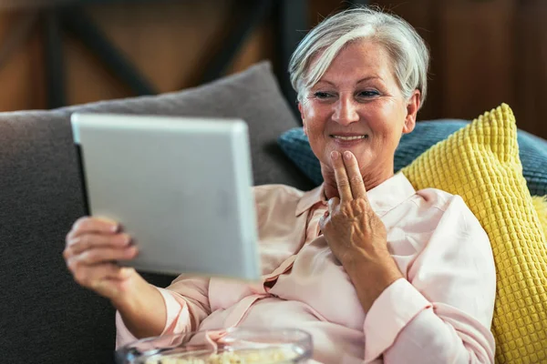 Usmívající Neslyšící Starší Žena Mluví Znakovou Řečí Digitálním Tabletu — Stock fotografie