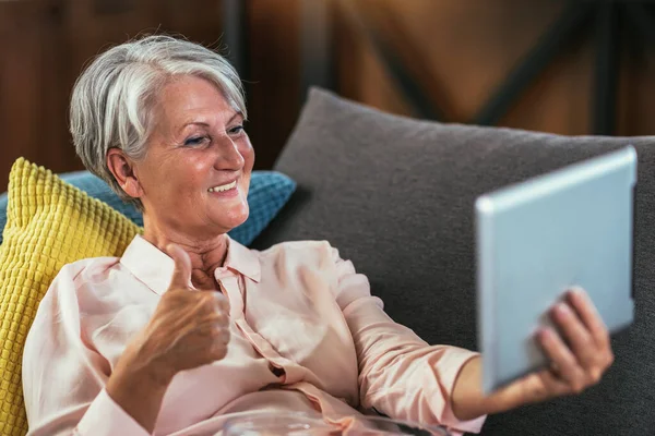 Happy Senior Žena Drží Digitální Tablet Počítačové Videokonference Volání Podle — Stock fotografie