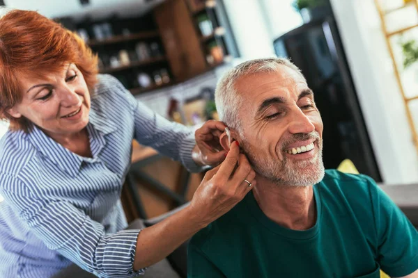 Vrouw Helpt Volwassen Mannelijke Patiënt Hoortoestel Gebruiken — Stockfoto