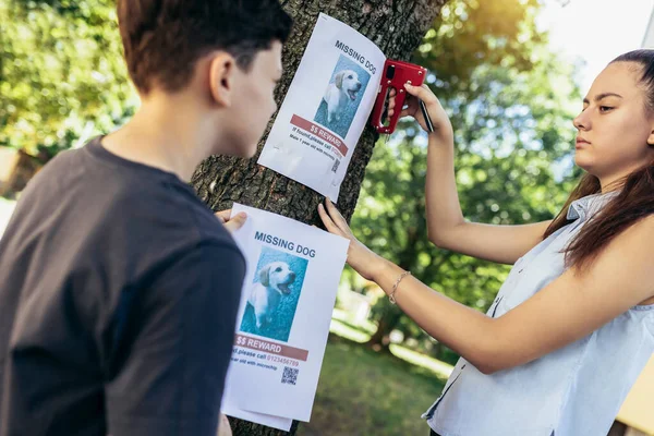 Παιδιά Ψάχνουν Για Έναν Εξαφανισμένο Σκύλο Βάζοντας Αφίσες — Φωτογραφία Αρχείου