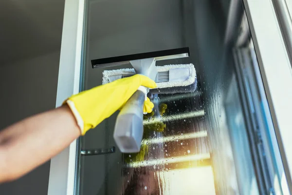 Mujer Que Usa Guantes Protectores Limpiando Ventana Rociando Productos Limpieza —  Fotos de Stock