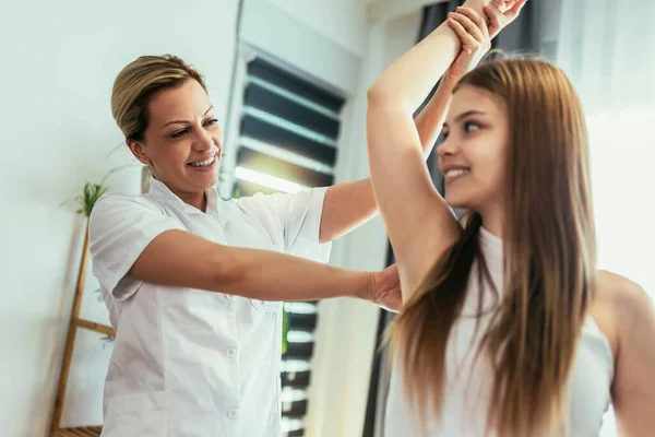 Fysiotherapie Voor Kinderen Slechte Lichaamscorrectie — Stockfoto