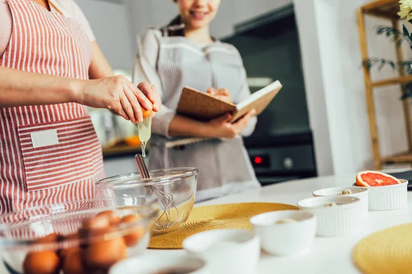 Mutter Und Tochter Kochen Zusammen Der Küche Aus Nächster Nähe — Stockfoto