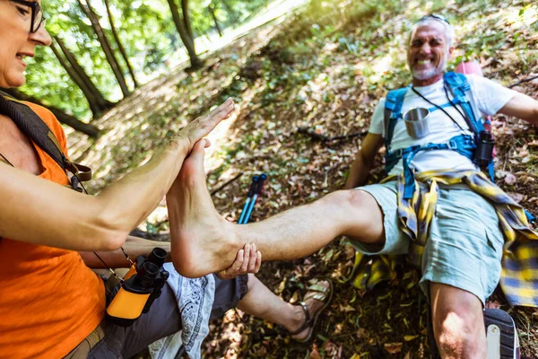 Trekking Erwachsener Mann Mit Verletzungen Bein Wald — Stockfoto