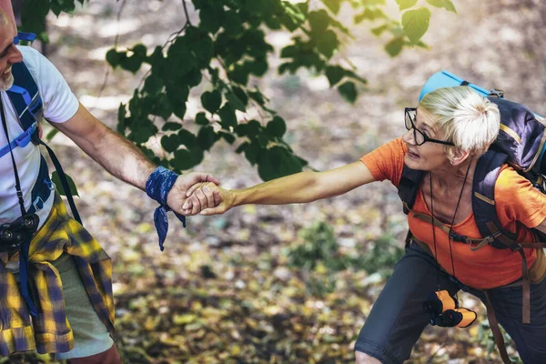 Uomo Premuroso Aiutare Moglie Scalare Montagna Coppia Anziana Escursioni Nella — Foto Stock