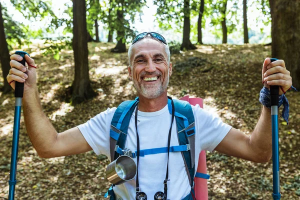 Пожилой Человек Гуляет Лесу Красивый Белый Мужчина Средних Лет Рюкзаком — стоковое фото