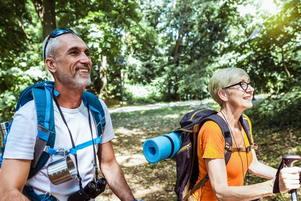 Coppia Anziana Escursioni Nella Foresta Indossando Zaini Bastoni Trekking Nordic — Foto Stock