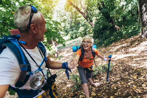 Cuidando Hombre Ayudando Esposa Escalar Montaña Pareja Senderismo Bosque Con — Foto de Stock