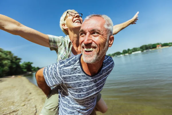 Retrato Hombre Maduro Feliz Siendo Abrazado Por Esposa Playa — Foto de Stock