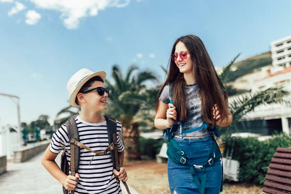 Brother Sister Walking Together Seaside Luggage Backpack Travel Tourism Family — Φωτογραφία Αρχείου