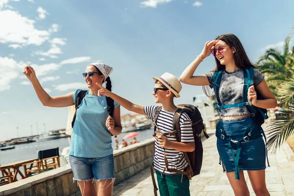 Happy Mother Son Daughter Walking Together Seacoast Luggage Backpack Travel — Stockfoto