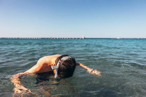 Menino Vestindo Máscara Mergulho Pulando Salpicando Mar Dia Ensolarado — Fotografia de Stock