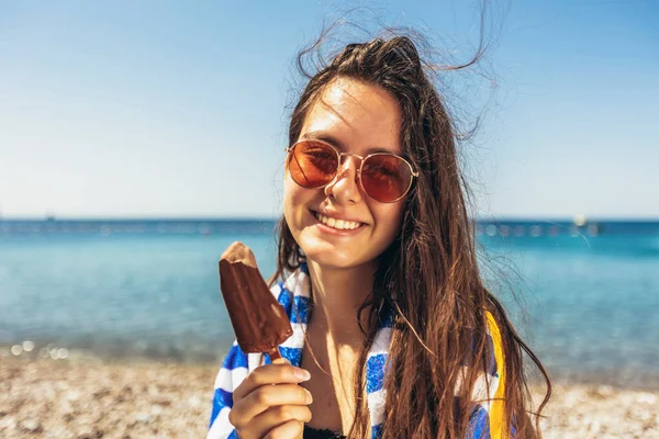 Teenage Dívka Sluneční Brýle Jíst Zmrzlinu Přes Pláž Moře Pozadí — Stock fotografie