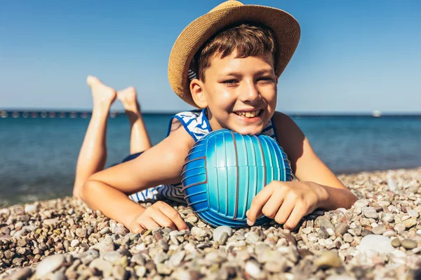 Happy Boy Vodní Pólo Míč Pláži Dívám Kameru Pojem Cestování — Stock fotografie