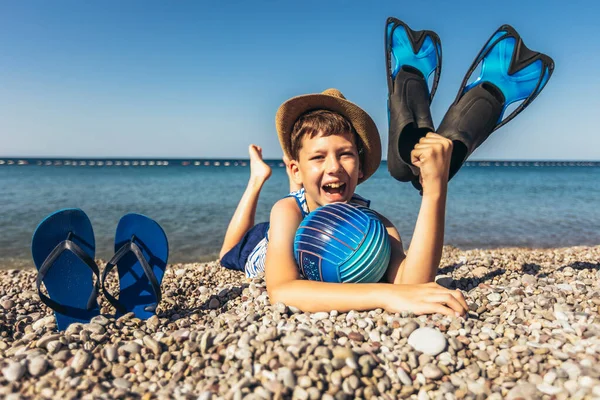 Szczęśliwy Chłopiec Piłkę Wodną Sprzęt Nurkowania Plaży Patrzę Kamerę Pojęcie — Zdjęcie stockowe